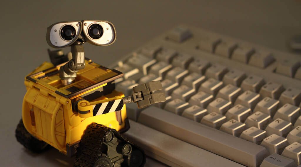 Freizeit oder Arbeitslosigkeit – Wer bestimmt, was die Roboter bringen? Ein Interview mit Jörg Flecker.