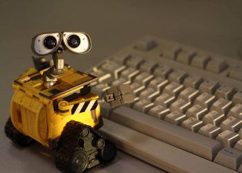 Freizeit oder Arbeitslosigkeit – Wer bestimmt, was die Roboter bringen? Ein Interview mit Jörg Flecker.