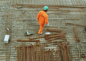 Lohndumping auf jeder 4. ausländischen Baustelle: Wer ein schärferes Vorgehen blockiert