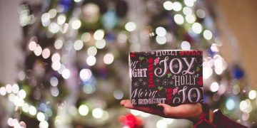 Schuften für dein Weihnachts-Handy: 72 Stunden-Woche, 1.800 Schrauben am Tag, 455 Euro Lohn