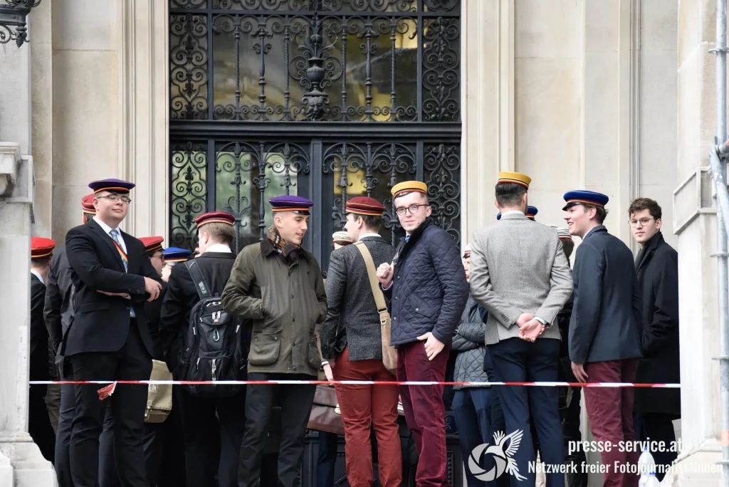 Burschenschafter vor der Universität Wien (Foto: Presseservice Wien, CC BY-NC 4.0)
