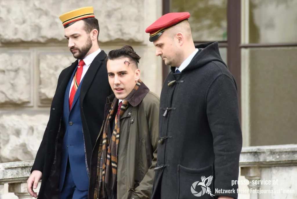 Burschenschaften erklärt: FPÖ-Personalreserve, nah am Rechtsextremismus - tanzend in der Hofburg