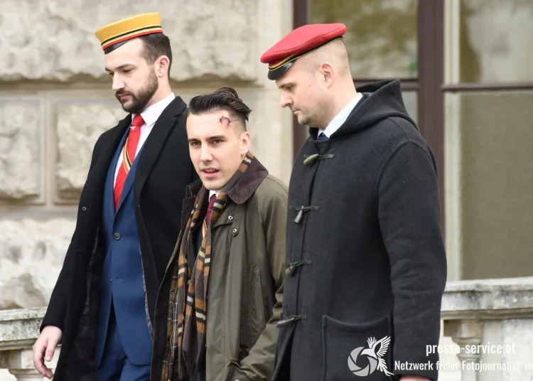 Burschenschaften erklärt: FPÖ-Personalreserve, nah am Rechtsextremismus – tanzend in der Hofburg