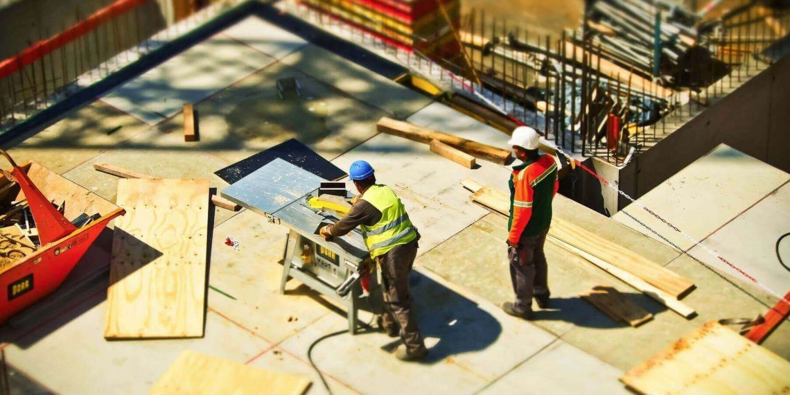 12-Stunden-Tag: Höheres Unfall-Risiko, weniger Erholung – für Bauarbeiter lebensgefährlich