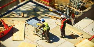 12-Stunden-Tag: Höheres Unfall-Risiko, weniger Erholung – für Bauarbeiter lebensgefährlich