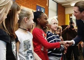 Regierung tauscht Deutschlehrer gegen PR-Budget