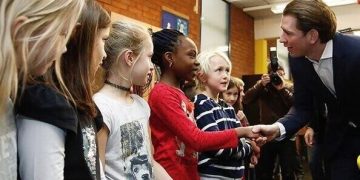 Regierung tauscht Deutschlehrer gegen PR-Budget