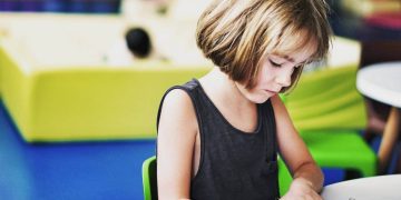 Agitiert wird gegen Flüchtlinge – gekürzt bei bedürftigen Familien