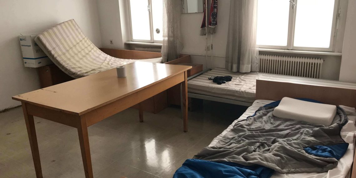 Kleiner Raum mit 3 alten Betten, Matratzen sind ungefähr aus den 70iger.