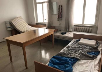 Kleiner Raum mit 3 alten Betten, Matratzen sind ungefähr aus den 70iger.