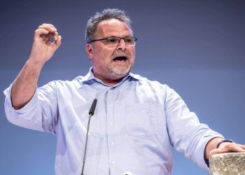 12 Stunden Hackeln? „Dann bleiben dir 3 Stunden, um Mensch zu sein.“ Die Rede von Willi Mernyi