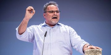 12 Stunden Hackeln? „Dann bleiben dir 3 Stunden, um Mensch zu sein.“ Die Rede von Willi Mernyi