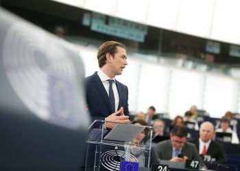 Kurz vertuscht sinkende Flüchtlings-Zahlen und schürt Angst