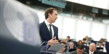 Kurz vertuscht sinkende Flüchtlings-Zahlen und schürt Angst