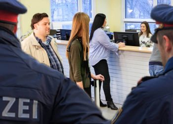 Sozialbetrug: Regierung jagt Sozialleistungs-Empfänger – aber schont Millionen-Betrüger