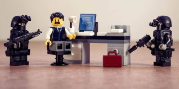 Einschüchterungen, konfiszierte Weihnachtseinladungen und eine insgesamt stümperhafte Hausdurchsuchung