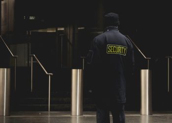 Neonazi als Security: Die Hintergründe von Thomas K. und wie das Parlament jetzt reagiert