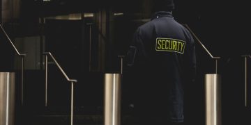 Neonazi als Security: Die Hintergründe von Thomas K. und wie das Parlament jetzt reagiert