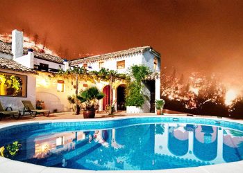 Waldbrände in Kalifornien: Private Feuerwehr schützt Luxus-Villen, die Häuser brennen nieder