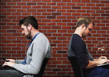 Intensive AMS-Betreuung verkürzt Arbeitslosigkeit deutlich, doch Regierung streicht 1.400 AMS-Stellen