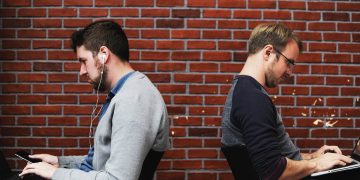 Intensive AMS-Betreuung verkürzt Arbeitslosigkeit deutlich, doch Regierung streicht 1.400 AMS-Stellen