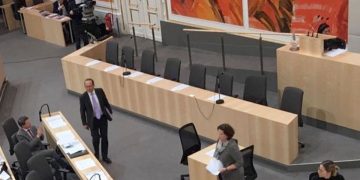 Regierung schwänzt Debatte zu Volksbegehren im Parlament