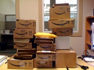 Amazon-Pakete. Bild für den Artikel: Arbeitsbedingungen bei Amazon