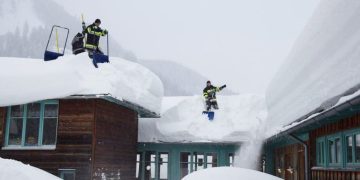 „Wenn ein Nachbar Hilfe braucht, dann hilft man.“ Freiwillige packen im Schnee-Chaos an.
