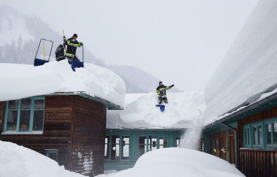 „Wenn ein Nachbar Hilfe braucht, dann hilft man.“ Freiwillige packen im Schnee-Chaos an.