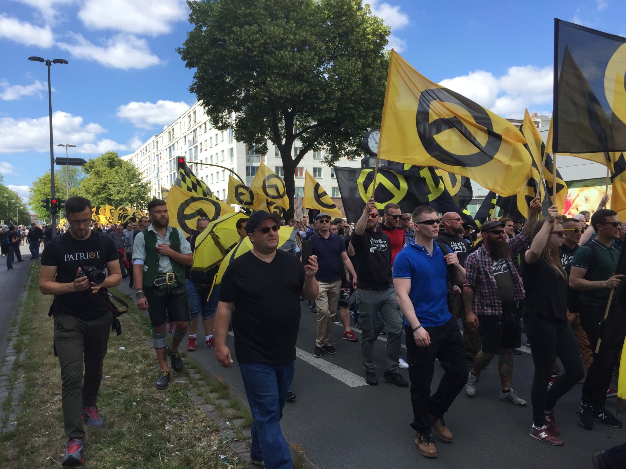 Demonstrierende der rechtsextremen "Identitären" marschieren in Berlin