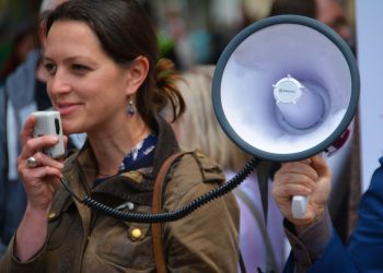 Warum die Ausweispflicht im Internet die Meinungsfreiheit einschränkt