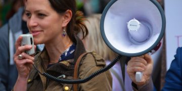 Warum die Ausweispflicht im Internet die Meinungsfreiheit einschränkt