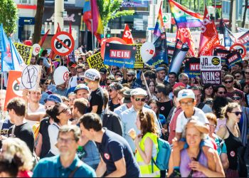 Junge protestieren gegen ÖVP 12h-Tag