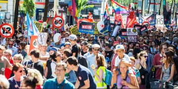 Junge protestieren gegen ÖVP 12h-Tag
