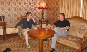 Robert Tibbo mit Edward Snowden am 26. Juli 2016 (Foto: Tibbo)