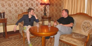 Robert Tibbo mit Edward Snowden am 26. Juli 2016 (Foto: Tibbo)