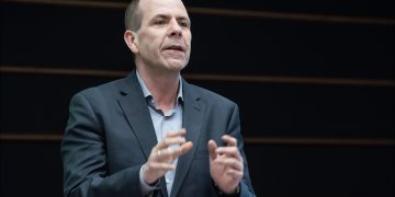 Wie Vilimskys EU-Fraktion in Österreich rechte Medien mit Steuergeld finanziert