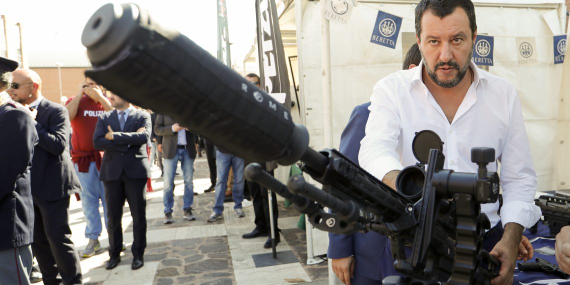 Posieren mit Sturmgewehr, Netzwerken mit Rechten & Reden vom Mussolini-Balkon: Das ist Matteo Salvini