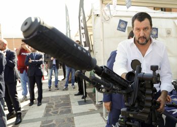 Posieren mit Sturmgewehr, Netzwerken mit Rechten & Reden vom Mussolini-Balkon: Das ist Matteo Salvini