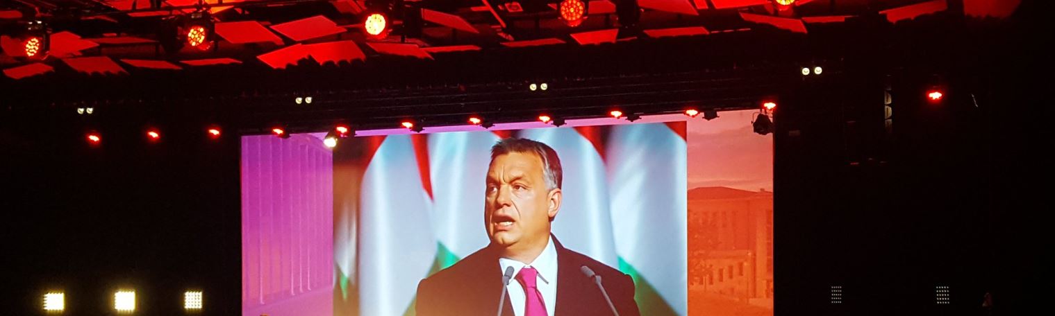 „Die Wahl war nicht demokratisch und frei“: Orbán kontrolliert Medien & Staat und gewinnt erneut