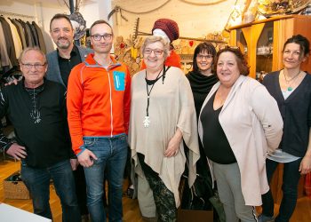 Mitarbeiter verzichten auf 300 Euro im Monat, um Job ihres Kollegen zu retten