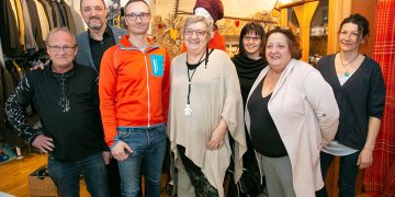 Mitarbeiter verzichten auf 300 Euro im Monat, um Job ihres Kollegen zu retten