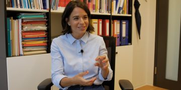 „Frauen schlechter zu bezahlen, sollte in Österreich verboten sein“ – Interview mit Ökonomin Mader