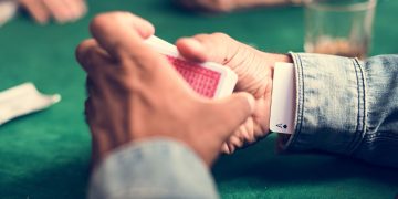 Österreich verliert jedes Jahr über 1 Mrd. Euro durch Steuertricks – Türkis-Blau hat das unterstützt