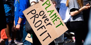 Wer löst die Klimakrise? Wer garantiert Lebensqualität für Alle? Der Markt tut es nicht