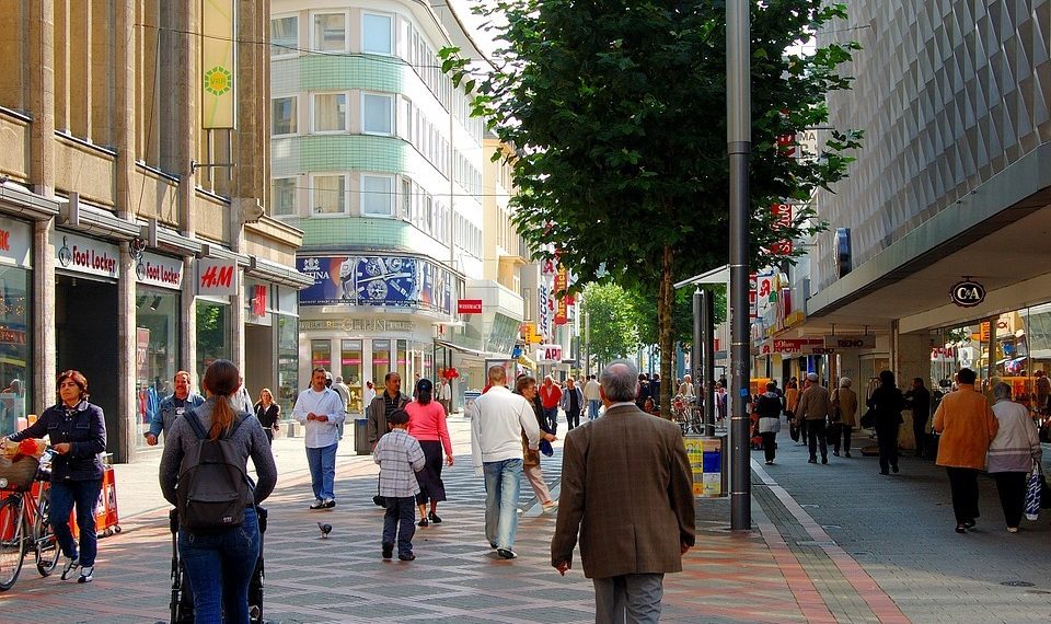 Skandal: Drogerie-Mitarbeiter dürfen in der Arbeit kein Wasser trinken