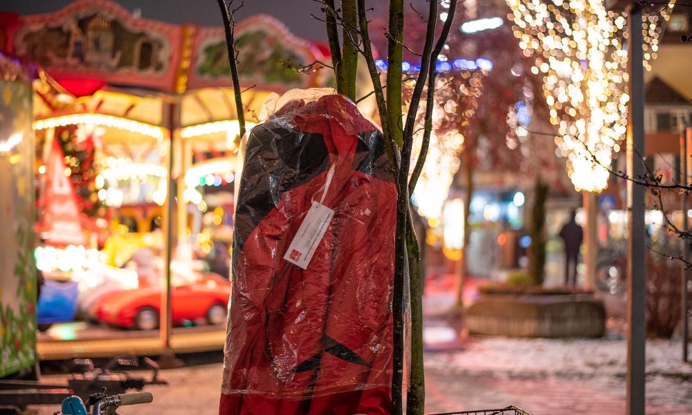 Solidarität im Advent: Grazer hängen ihre Jacken an Bäume