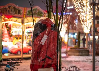 Solidarität im Advent: Grazer hängen ihre Jacken an Bäume