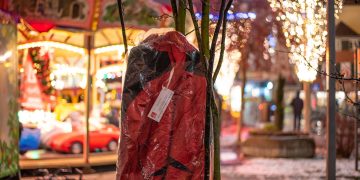 Solidarität im Advent: Grazer hängen ihre Jacken an Bäume