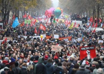 Pensionen sollen bleiben, Macron gehen: Franzosen protestieren gegen Kürzungen